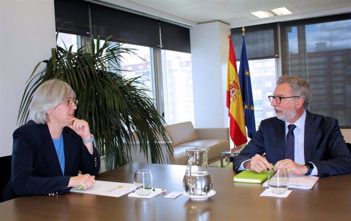 El director de SICAN, Ezequiel San Emeterio, con la directora general de la SEPES, Leire Iglesias