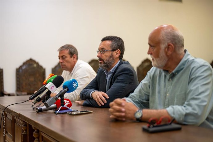 El alcalde de La Línea en rueda de prensa.
