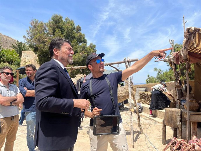 El alcalde de Alicante, Luis Barcala, y el director de cine Alejandro Amenábar durante el rodaje de 'El Cautivo' en el Castillo de Santa Bárbara de Alicante.