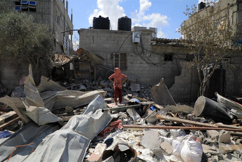 Una vivienda destruida por los ataques en la localidad de Rafá, en el sur de la Franja de Gaza