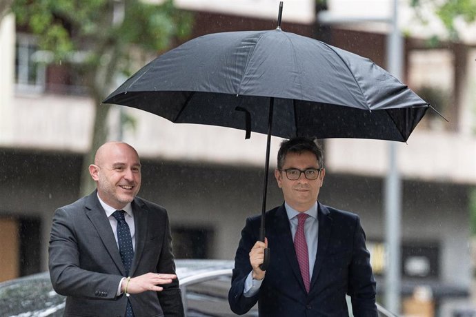 El  ministro de la Presidencia, Relaciones con las Cortes y Justicia, Félix Bolaños, y el delegado del Gobierno en Catalunya, Carlos Prieto