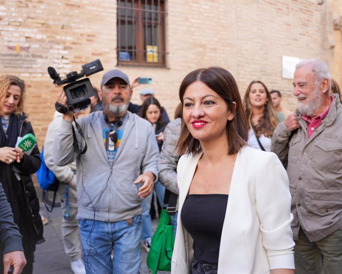 La ministra de Juventud e Infancia, Sira Rego (2d),  a su llegada junto a su número dos, el exteniente de alcalde del Ayuntamiento de Sevilla Antonio Rodrigo Torrijos (1d). A 03 de mayo de 2024, en Sevilla (Andalucía, España).