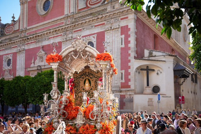 La carreta de la Hermandad del Rocío de Sevilla, en el camino a la aldea almonteña del Rocío de Sevilla, minutos después de la salida del Salvador 