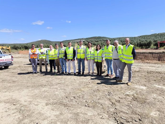 El delegado de Agricultura, Pesca, Agua y Desarrollo Rural de la Junta de Andalucía en Córdoba, Francisco Acosta (sexto por la dcha.), en la visita a la EDAR de Guadalcázar.