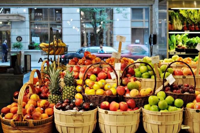 Estante de frutas en un supermercado.