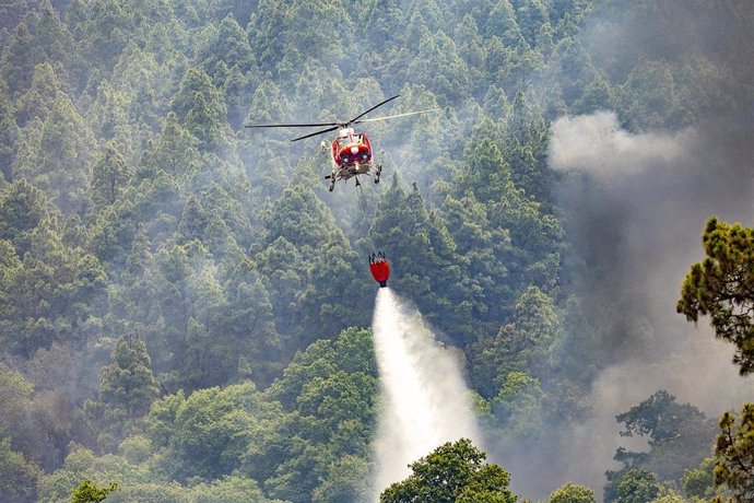 Archivo - Un hidroavión trabaja en la extinción del incendio forestal