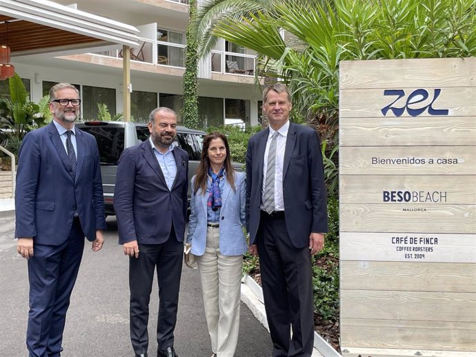 El presidente y CEO de la compañía hotelera, Gabriel Escarrer, y el embajador británico en España, Hugh Elliott, en una visita al hotel ZEL.