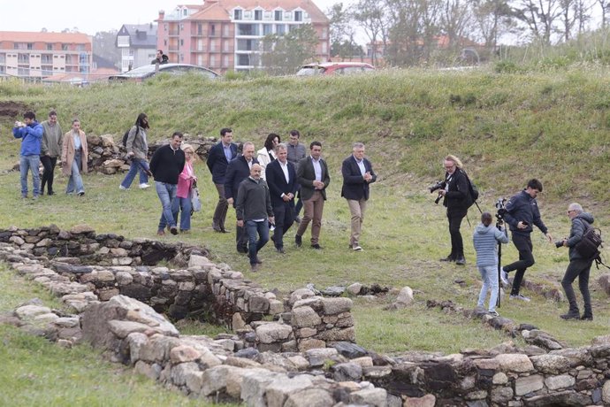 El presidente de la Diputación de Pontevedra, Luis López, visita el yacimiento arqueológico del entorno de la ermita de A Lanzada.