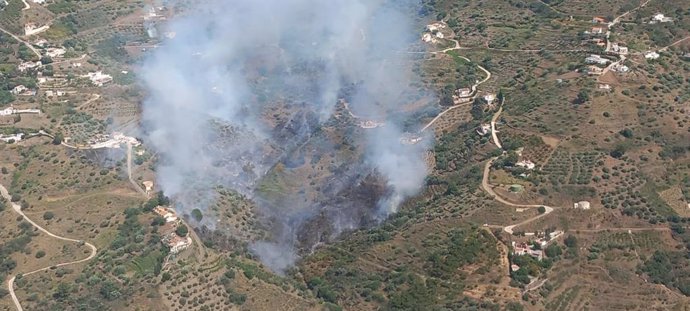 Incendio declarado en un paraje de Torrox, 14 de mayo.