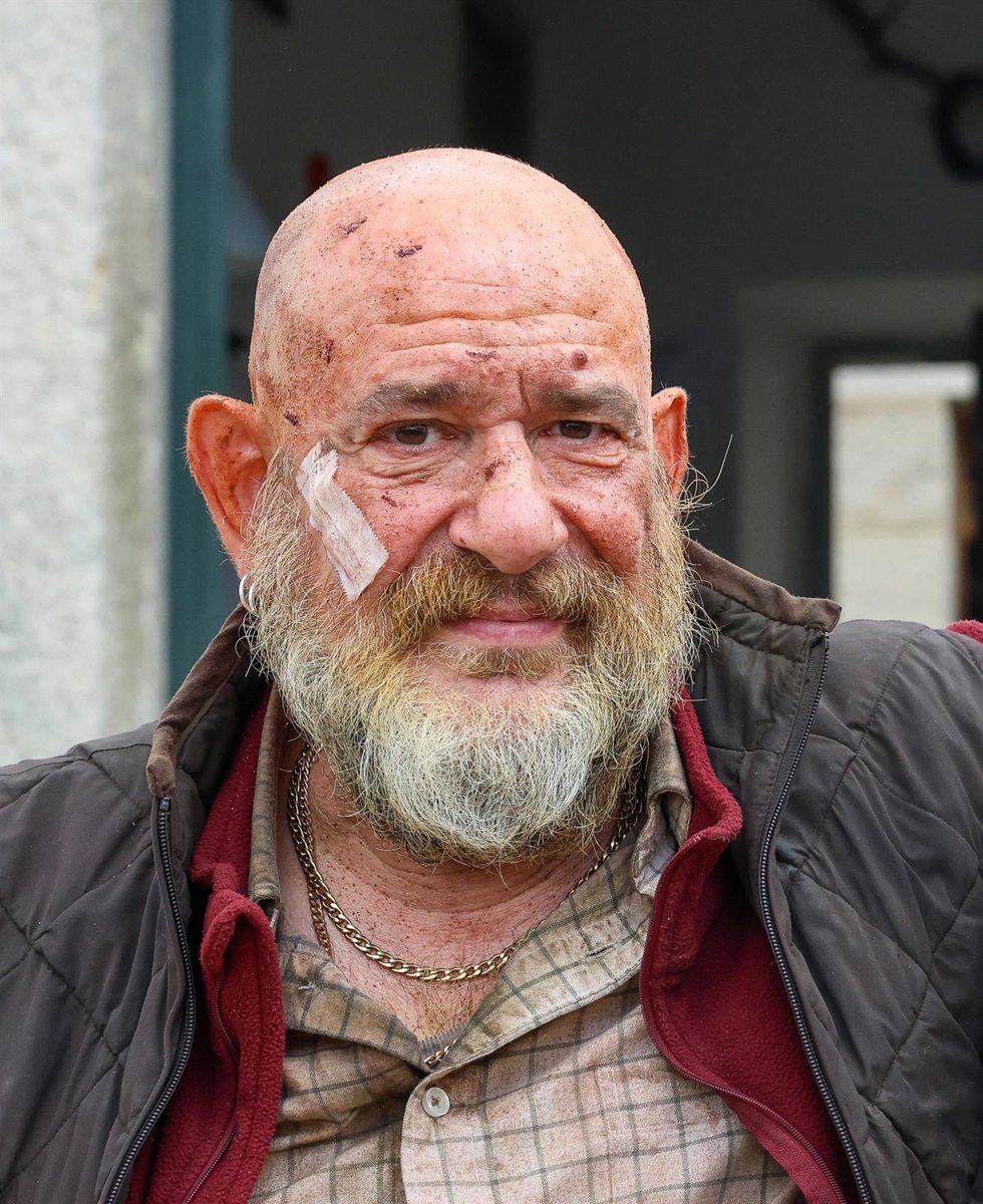 El actor Karra Elejalde posa durante el rodaje de la película Tierra de Nadie, en la Finca Cuarto Carretero, a 14 de mayo de 2024, en Galapagar, Madrid (España). 