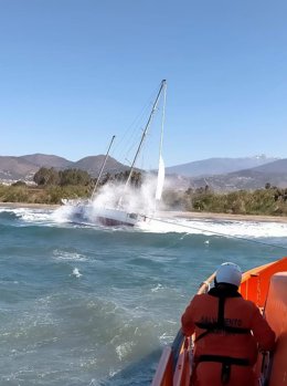 Velero encallado en la bocana del Puerto de Motril