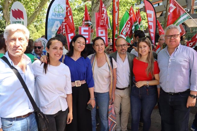 Crespín (3ª izda.),junto a otros cargos públicos y orgánicos del PSOE cordobés en la manifestación de docentes.