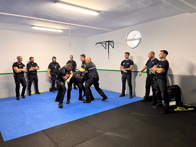 Agentes de la Policía Local de El Puerto de Santa María y Policía Nacional reciben un curso sobre autoprotección.