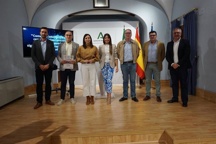 La delegada de Empleo, Empresa y Trabajo Autónomo de la Junta en Córdoba, María Dolores Gálvez (tercera por la izda.), en la presentación del proyecto 'Fuente Palmera Conecta'.