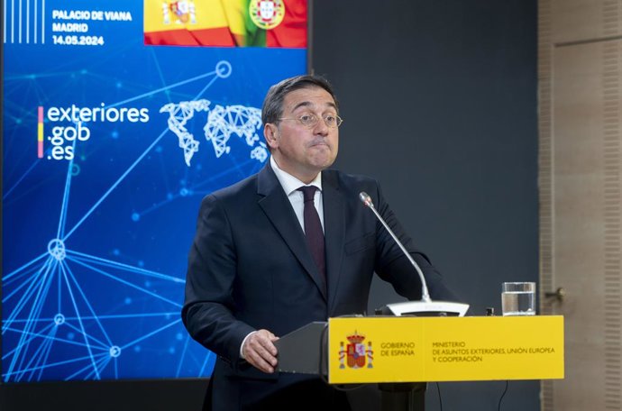El ministro de Asuntos Exteriores, Unión Europea y Cooperación, José Manuel Albares, durante una rueda de prensa posterior a un encuentro oficial con el ministro de Asuntos Exteriores de la República de Portugal, en el Palacio de Viana, a 14 de mayo de 