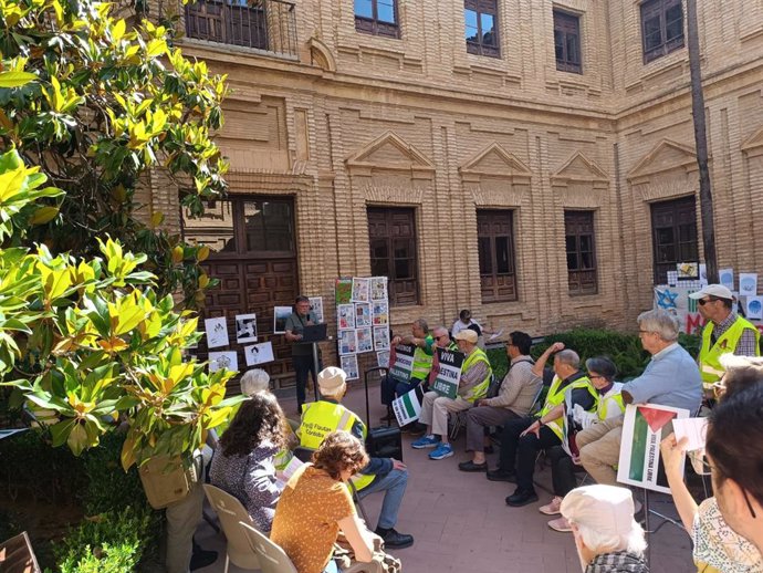 Asistentes a una de las actividades del 'Día de acción por Palestina' celebrado en la Facultad de Filosofía y Letras de Córdoba.