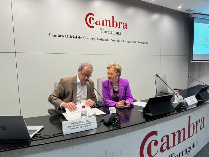 El comisionado para el traspaso integral de Rodalies, Pere Macias, junto a la presidenta de la Cámara de Tarragona, Laura Roigé, este martes en unas jornadas en el ente cameral