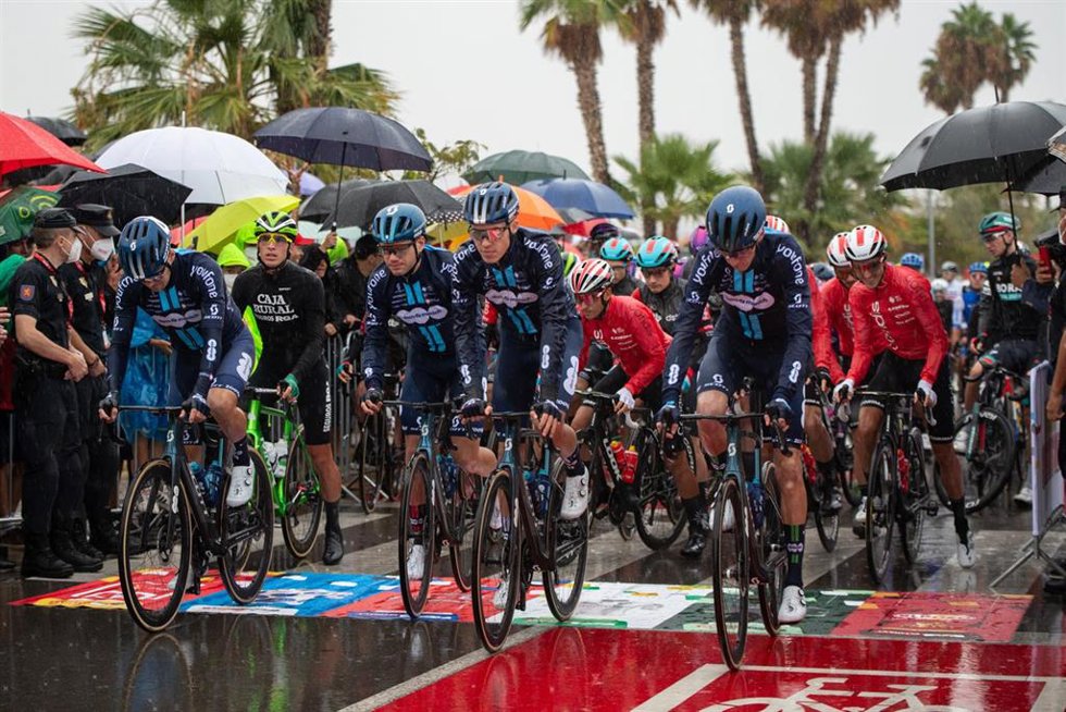 Archivo - Varios ciclistas durante la salida de la segunda etapa de la Vuelta ciclista a España 2023, a 27 de agosto de 2023, en Barcelona, Catalunya (España). La 78 edición de La Vuelta Ciclista a España 2023 comenzó ayer, 26 de agosto en Barcelona