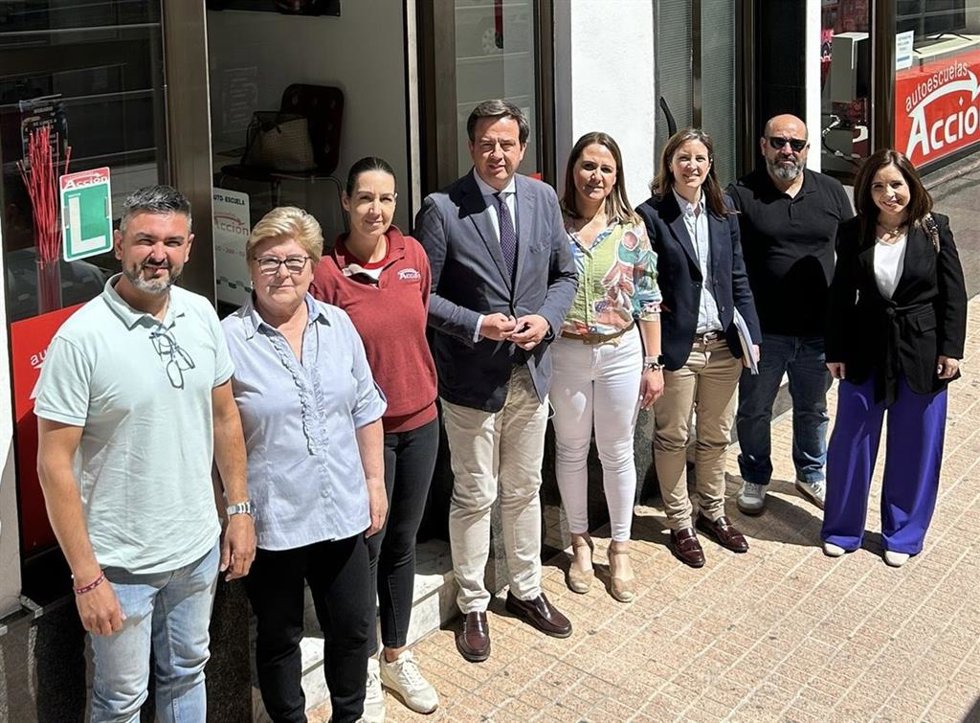 Casanueva (3 dcha.), junto a cargos públicos y orgánicos del PP ante una autoescuela en Lucena.