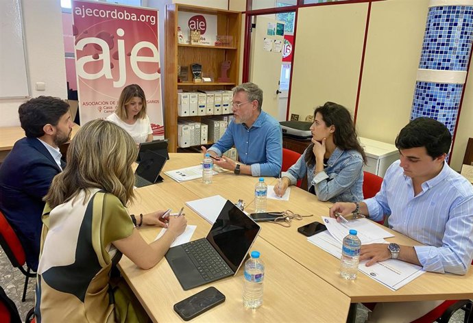 Javier Vacas, José Carlos García y Carmen Arcos se reúnen con AJE.