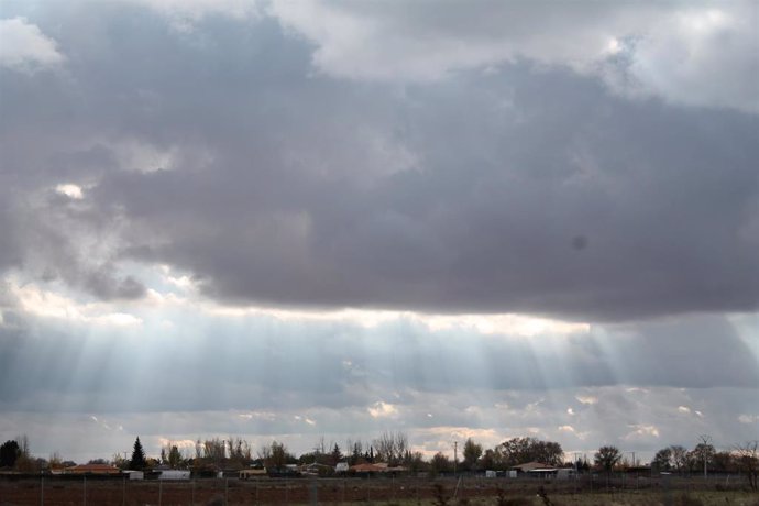 Archivo - CIELO NUBLADO, TORMENTAS, TEMPORAL, LLUVIAS