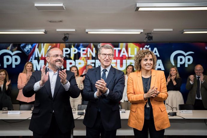 (I-D) El candidato del PP para las elecciones catalanas, Alejandro Fernández, el presidente del PP, Alberto Núñez Feijóo, y la candidata del PP a las elecciones europeas, Dolors Montserrat, durante la reunión del Comité Ejecutivo Nacional, en la sede del 