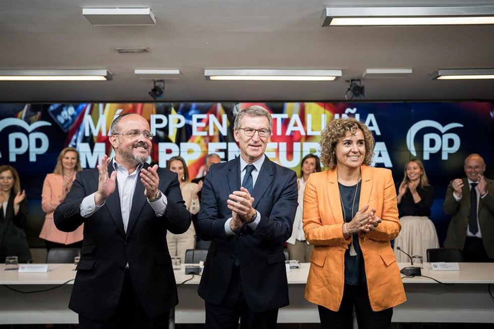 (I-D) El candidato del PP para las elecciones catalanas, Alejandro Fernández, el presidente del PP, Alberto Núñez Feijóo, y la candidata del PP a las elecciones europeas, Dolors Montserrat, durante la reunión del Comité Ejecutivo Nacional, en la sede de