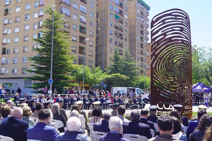 El escultor César Pueyo es el autor del monumento de homenaje en Huesca a la  Policía Nacional por su 200 aniversario.