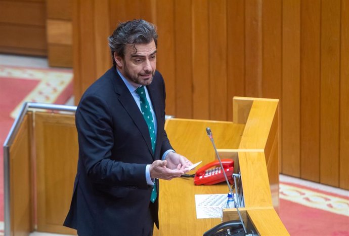 El conselleiro de Presidencia, Xustiza e Deportes, Diego Calvo, en el Parlamento gallego.