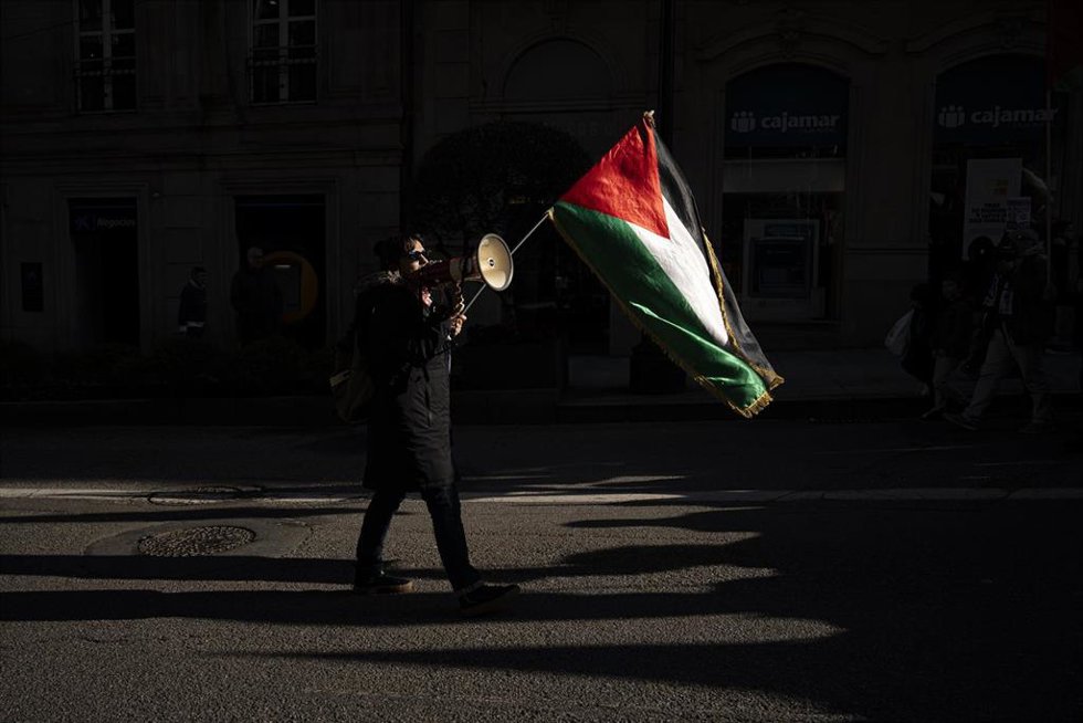 Archivo - Una persona con bandera palestina y un altavoz, durante una manifestación en apoyo a Palestina, a 20 de enero de 2024, en Vigo, Pontevedra, Galicia (España). La Red Solidaria Contra la Ocupación de Palestina, ha convocado una Jornada de movili