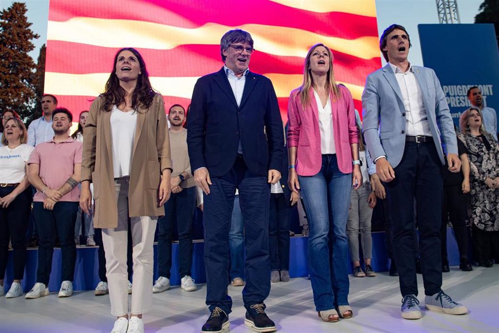 (I-D) La candidata de Junts por Tarragona, Mnica Sales; el expresidente de la Generalitat de Catalunya y candidato de Junts a las elecciones catalanas, Carles Puigdemont; la candidata de Junts por Lleida, Jeannine Abella y el candidato de Junts por Gir