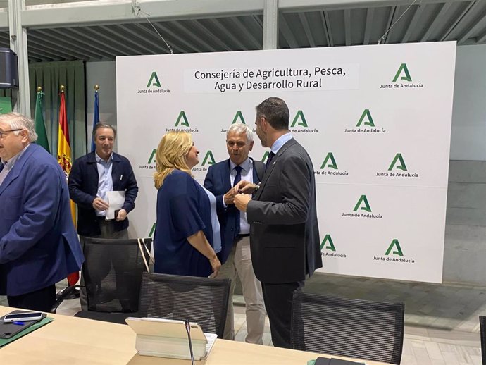 Los participantes en la Mesa de Interlocución Agraria conversan durante un receso.