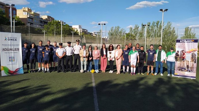 Foto de los participantes en el partido de fútbol solidario.
