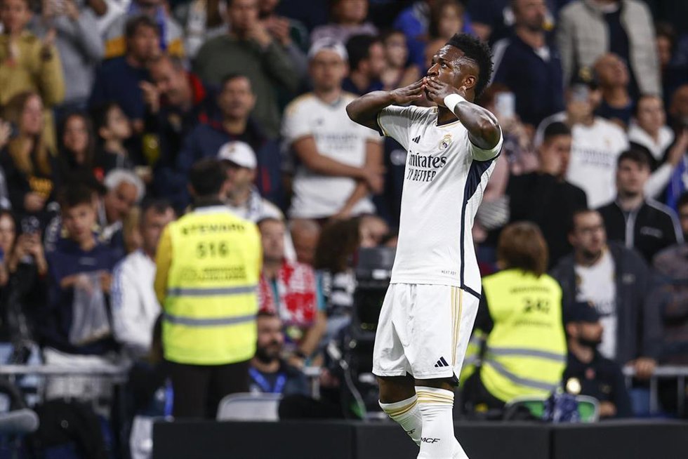 Vinicius Junior celebra uno de sus dos goles en el Real Madrid ante el Deportivo Alavés en LaLiga EA Sports 23-24