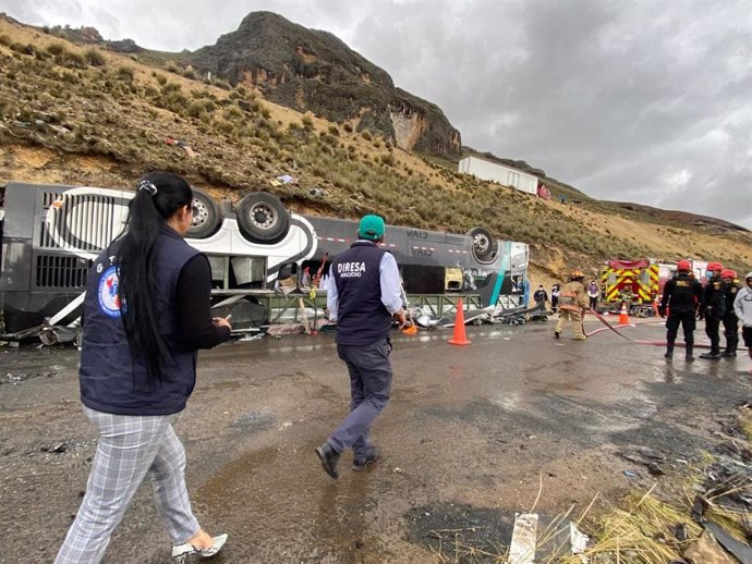 Al menos trece muertos y casi una veintena de heridos en un accidente de autobús en Perú