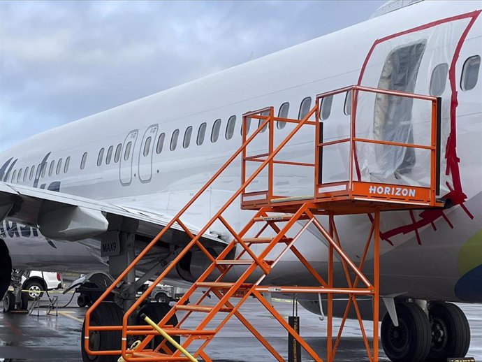 Archivo - Un plástico cubre el exterior del área del tapón del fuselaje del vuelo 1282 del Boeing 737-9 MAX de Alaska Airlines el 7 de enero de 2024.