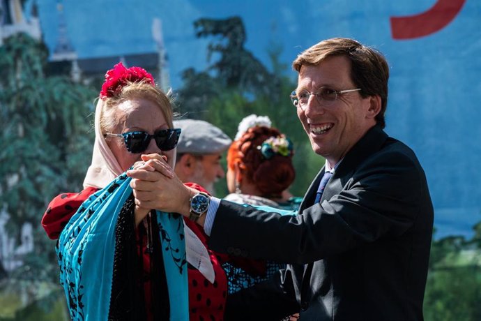 Archivo - El alcalde de Madrid, José Luis Martínez-Almeida, baila un chotis, durante la presentación de la programación de las Fiestas de San Isidro 2023, en la pradera de San Isidro