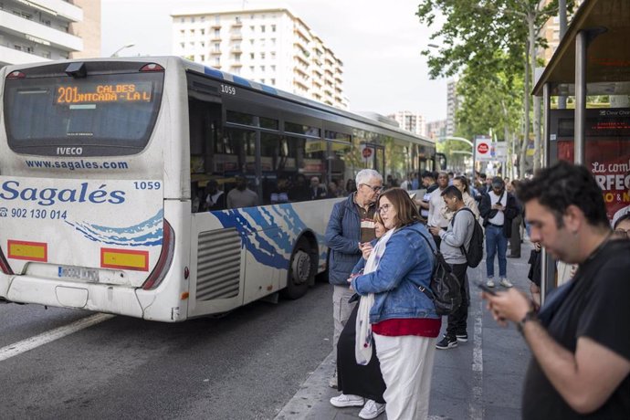 Varias personas esperan un autobús junto a la estación de Renfe y Metro 'La Sagrera', que se encuentra cerrada por la avería de Rodalies, a 12 de mayo de 2024, en Barcelona, Catalunya (España)