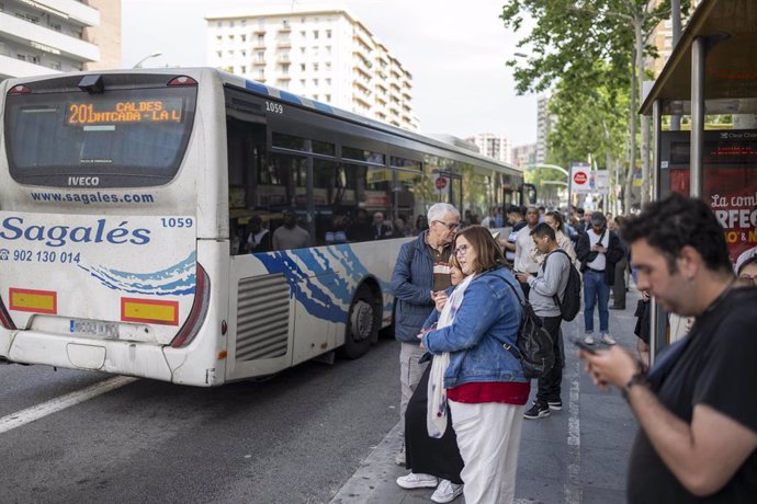 Diverses persones esperen un autobús a l'estació de Renfe i Metro 'La Sagrera' a 12 de maig de 2024, a Barcelona, Catalunya (Espanya)