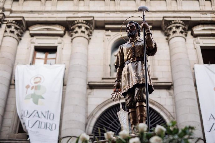 Archivo - Procesión con la imagen de San Isidro Labrador recorre  las calles más típicas de la ciudad, a 15 de mayo de 2023, en Madrid (España).