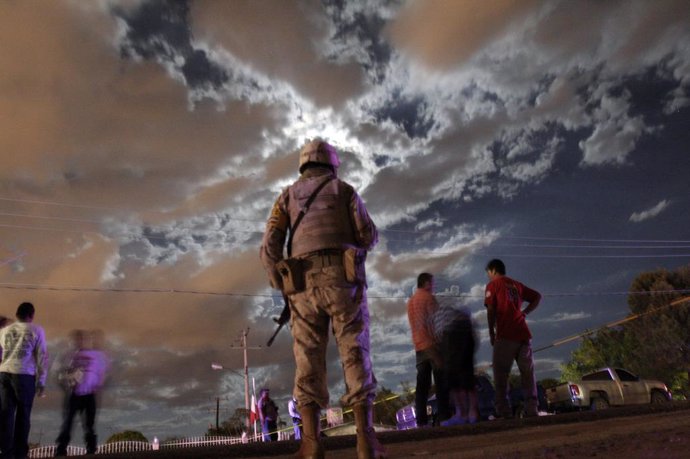 Archivo - Un soldado realiza una guardia cerca de la escena de un delito en las afueras de Ciudad Juárez, México, sep 22 2013. Diez personas fueron asesinadas, entre ellas una niña de seis años, por un grupo de hombres armados que irrumpió el domingo por 