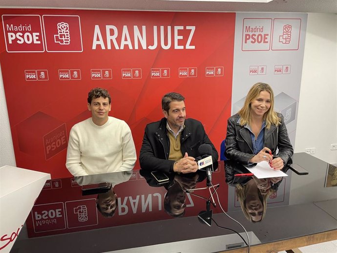 Archivo - El portavoz del PSOE en Aranjuez, Óscar Blanco, y los diputados de la Asamblea Javier Guardiola y Mar Espinar 