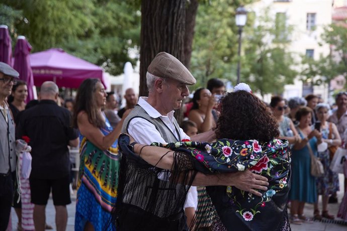 Archivo - Una pareja participa en el Concurso de Chotis y Pasodoble durante las Fiestas de la Paloma 2022, a 14 de agosto de 2022, en Madrid (España).
