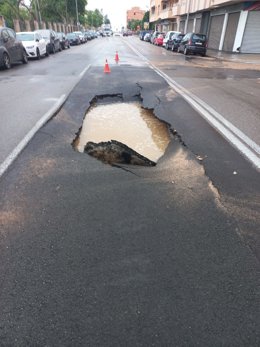 Fuga de agua en la calle Manuel Azaña con avenida de México, en Palma