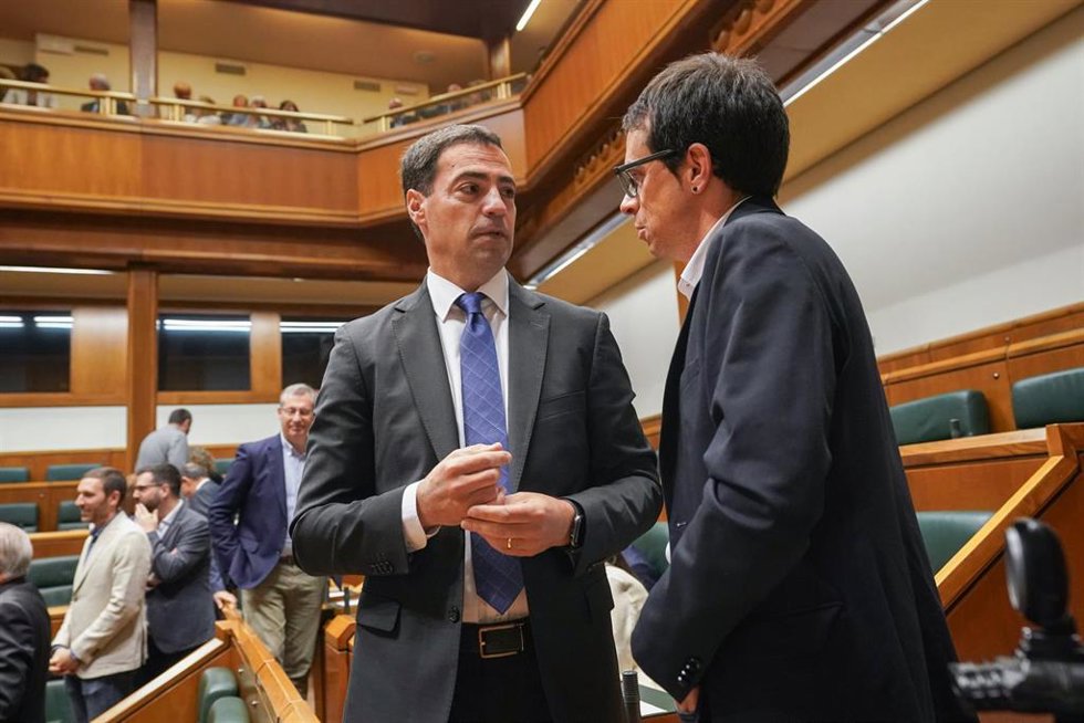 El candidato del PNV a lehendakari, Imanol Pradales (i), y el candidato de EH Bildu a lehendakari, Pello Otxandiano (d), durante la sesión constitutiva del Parlamento Vasco de la XIII legislatura, en el Parlamento Vasco, a 14 de mayo de 2024, en Bilbao,