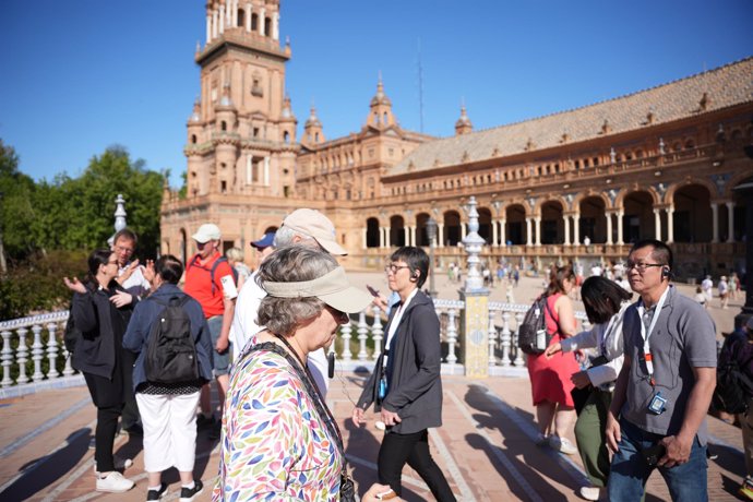 Turistas pasean por la Plaza de España. A 10 de mayo de 2024, en Sevilla (Andalucía, España).