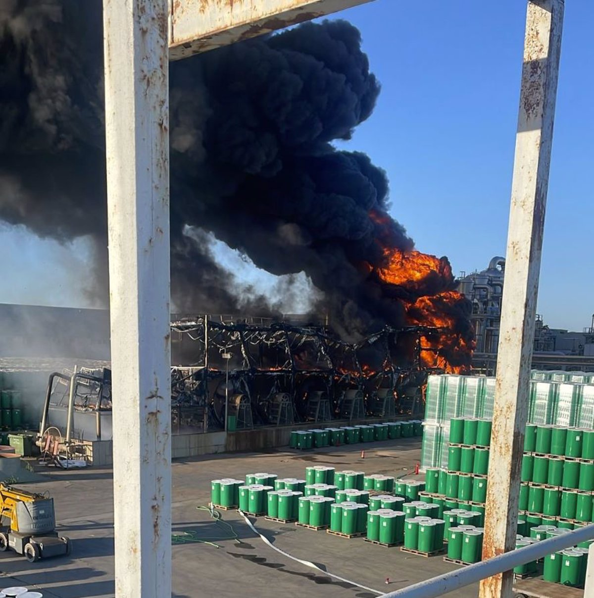 Bomberos de Cáceres, Trujillo y Don Benito trabajan en la extinción de un incendio en una fábrica de Miajadas