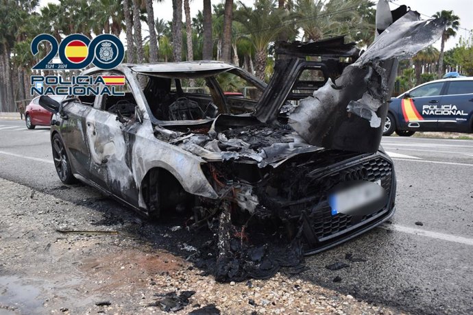 Detinguts per robar un cotxe i usar les targetes que hi havia en la guantera en locals d'oci