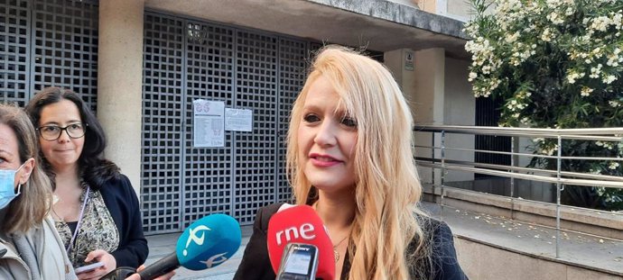 La abogada de la hermana y la madre de Manuela Chavero, Verónica Guerrero, atiende a los medios en Badajoz
