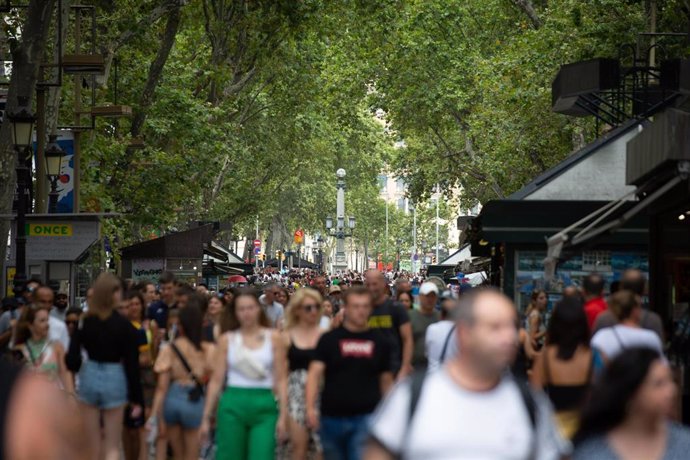 Archivo - Centenares de personas caminan por las Ramblas